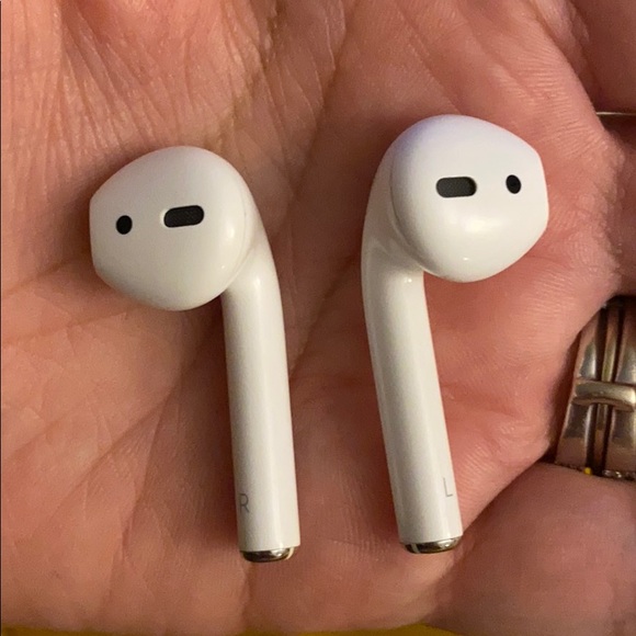 AirPods (1st generation) - Picture 5 of 6
